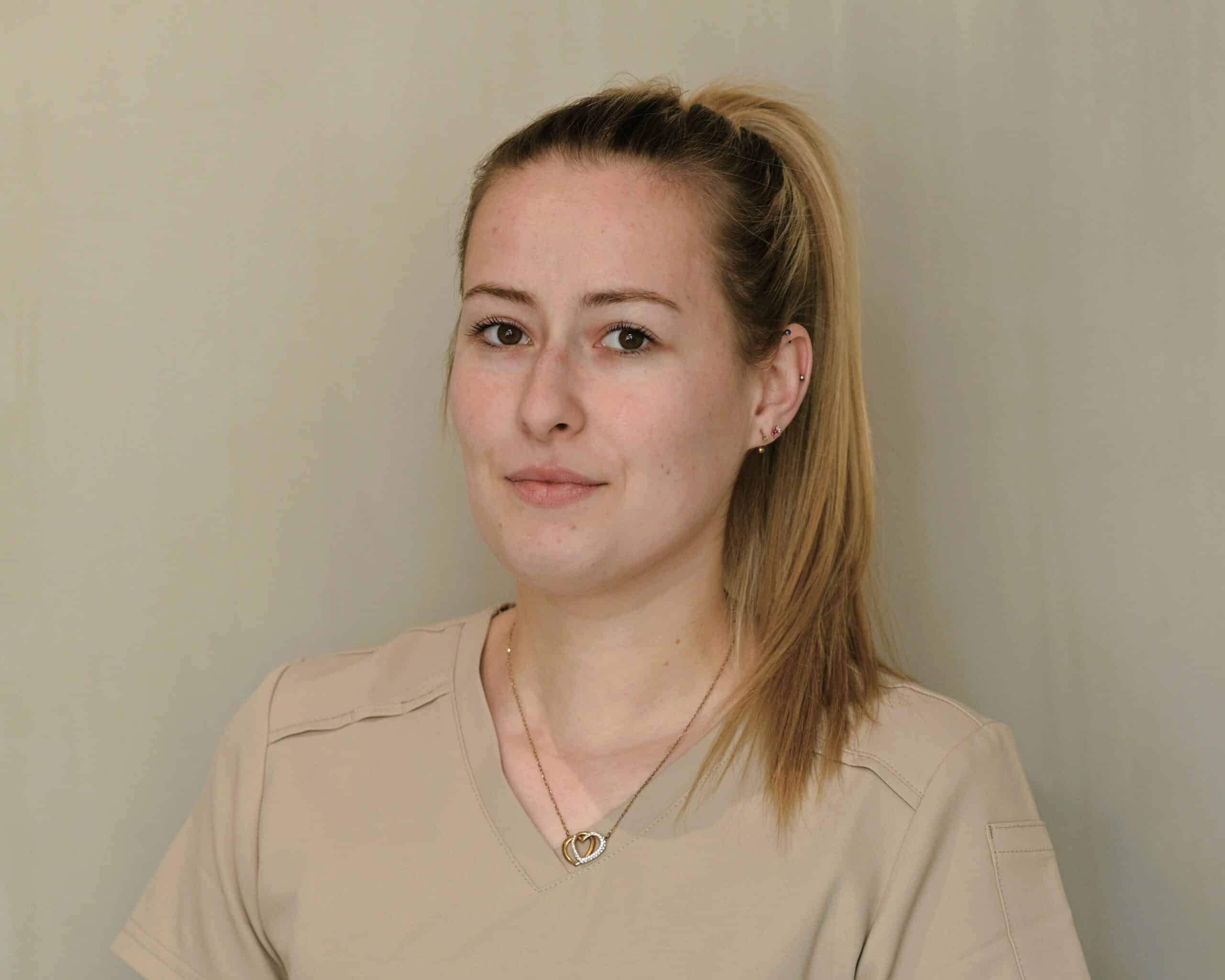 Assistante dentaire accompagnant les soins au cabinet dentaire de Saint-Louis